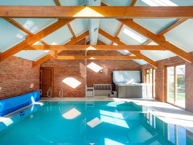 Cottage with pool, barbeque & garden | River view — photo 2