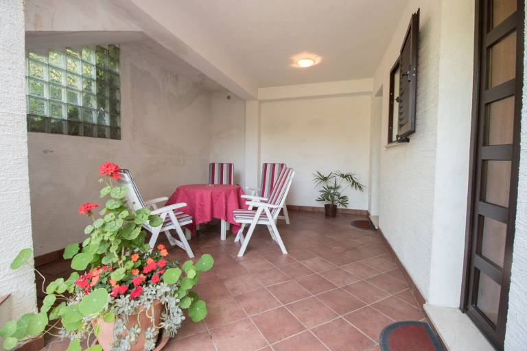 Holiday apartment with yard & terrace | Garden view — photo 2