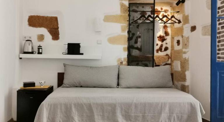 Serviced apartment with patio — photo 2