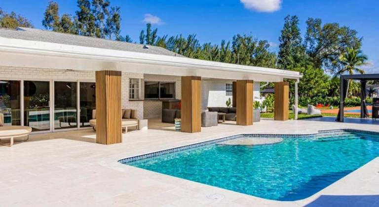 Villa with pool & hot tub — photo 3
