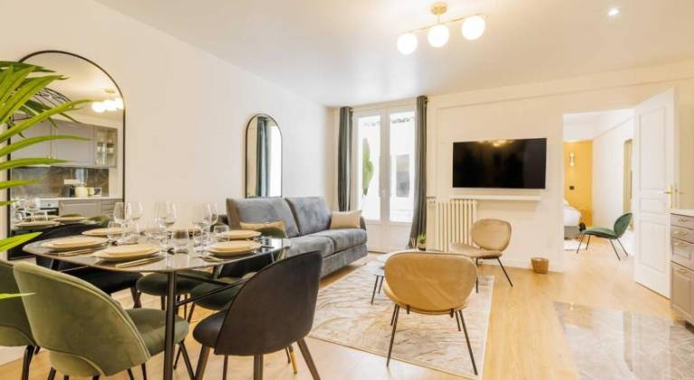Holiday apartment with patio in Clichy
