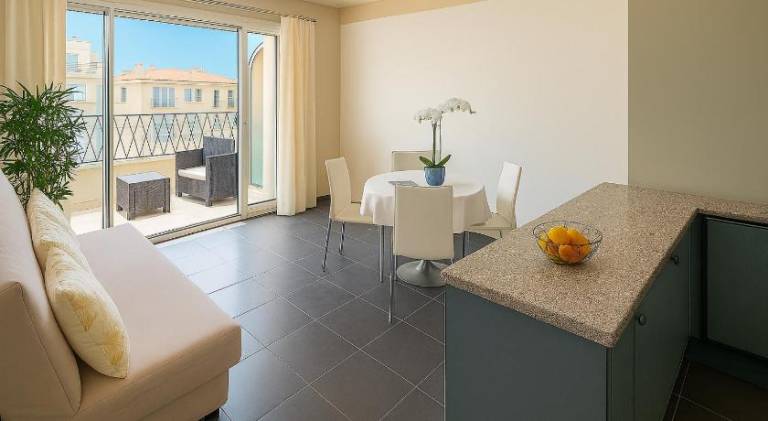 Apartment with 1 room for 4 persons in Antibes