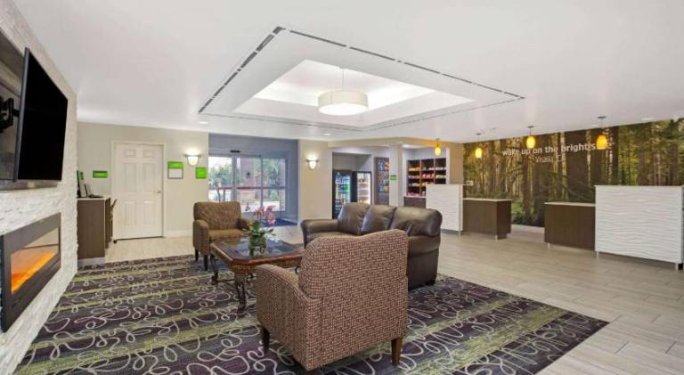 La Quinta Inn & Suites by Wyndham Visalia/Sequoia Gateway — photo 4