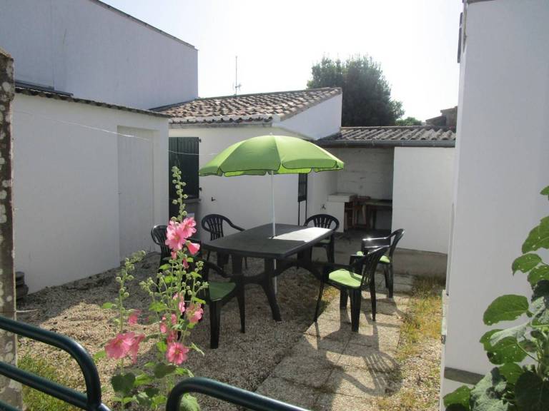 Cozy 3BR Home in Saint-Gilles-Croix-de-Vie, Steps from Center and Beach, Sleeps 6 — photo 2