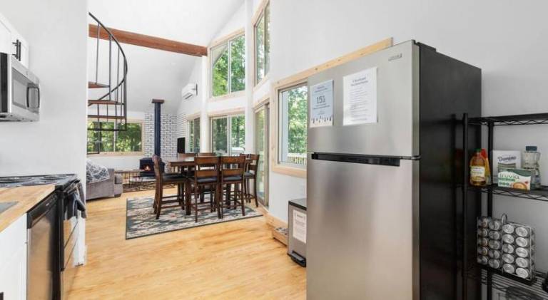 Ample vacation home | Pet-friendly — photo 4
