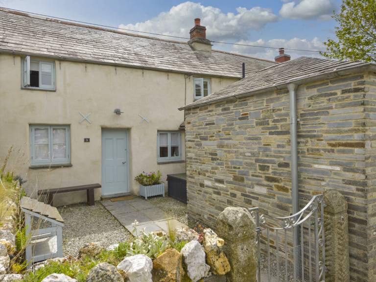 Cottage with yard in Tintagel
