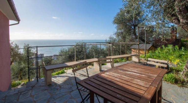 Holiday apartment with patio & yard — photo 4