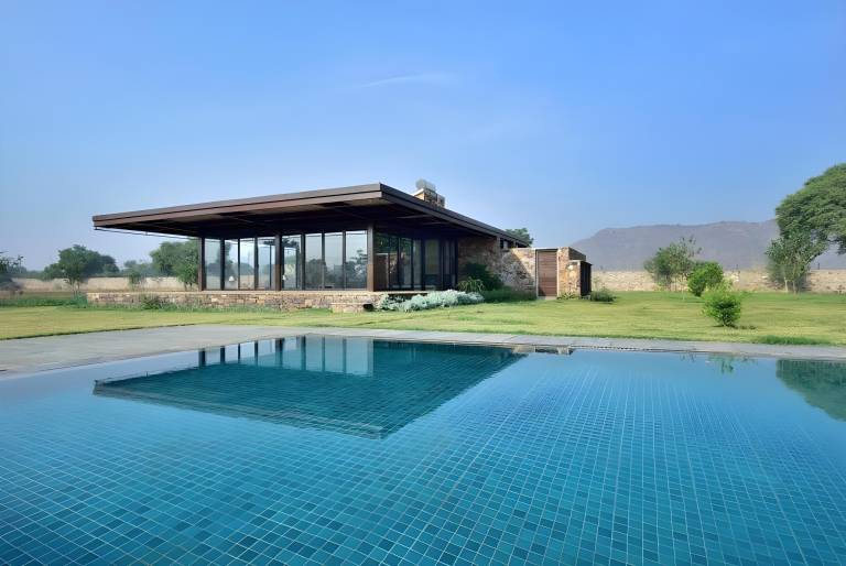 RajNikas Farm: Top-Rated Glass House with Pool in Alwar