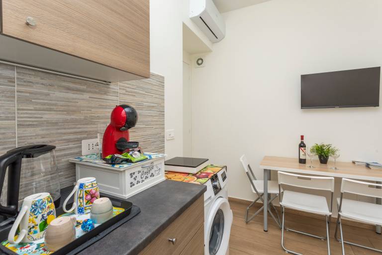 Family-oriented apartment with patio & fast internet | Next to Castello Ursino | City view | Pets are welcome — photo 4