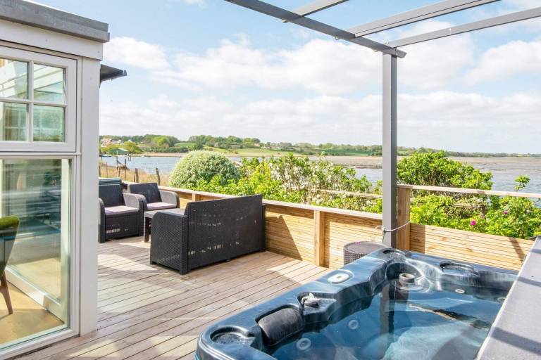 Fully equipped vacation home with yard & patio | Beach nearby | Dogs allowed — photo 3