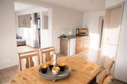 Blockbohlen HolzHaus mit Sauna, Outdoor Jacuzzi und BadeTeich — photo 2