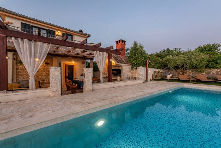 Villa with patio, yard & barbecue — photo 4