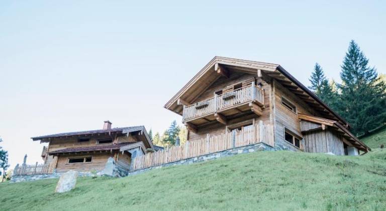 Chalet with pool & hot tub — photo 2