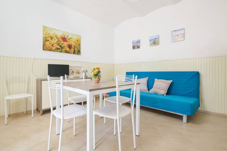 Apartment with barbeque & yard | Garden view in Piombino