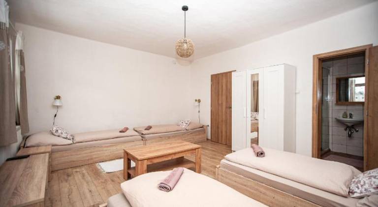 Serviced apartment with patio & yard — photo 2