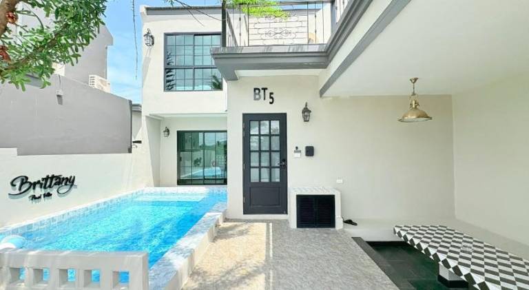 Villa with pool, garden & terrace — photo 3