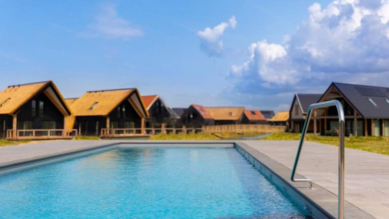 Ferienhaus mit Pool, Terrasse und Garten