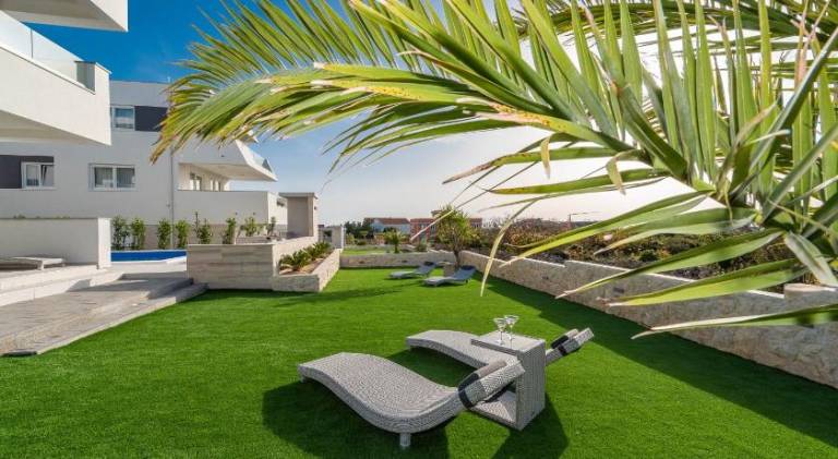 Holiday apartment with terrace, pool & garden — photo 3