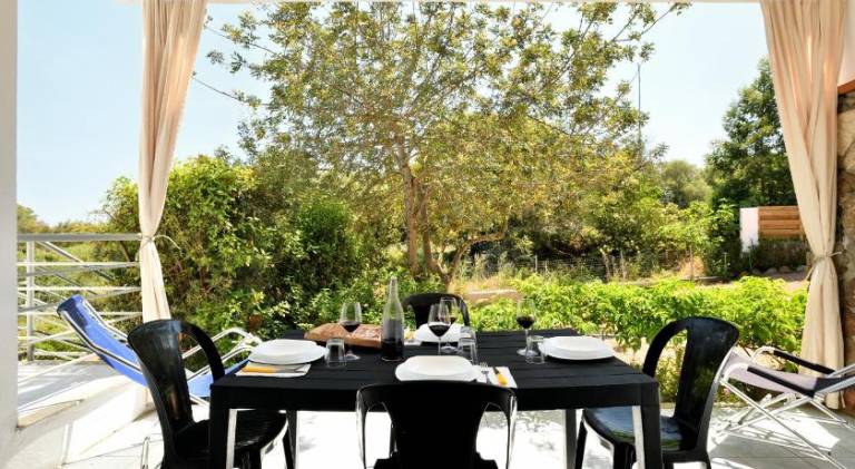 Holiday apartment with yard & patio — photo 3