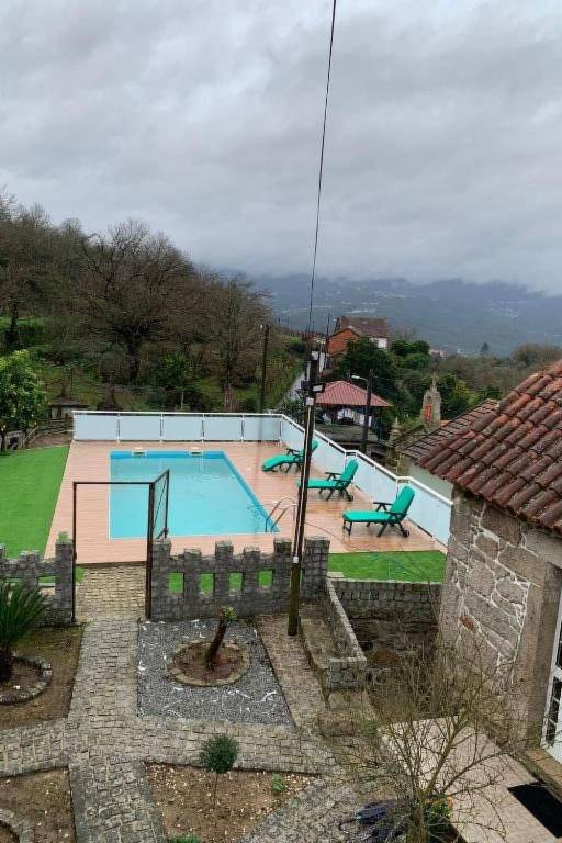 House with barbecue, patio & private pool in Viseu
