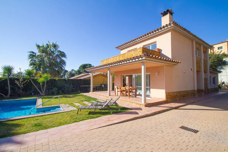 Children-friendly villa with terrace, barbeque & garden | Pool view | Pet-friendly — photo 3