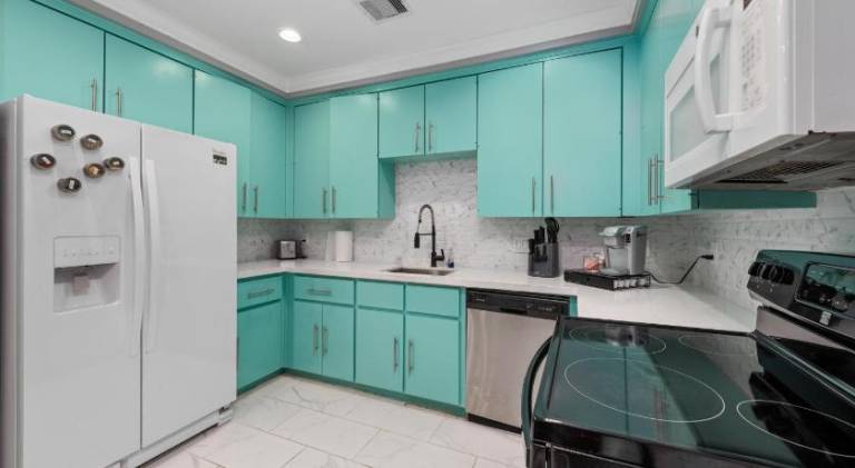 Spacious 2BR Apt with King Beds & Fully Equipped Kitchen — photo 5