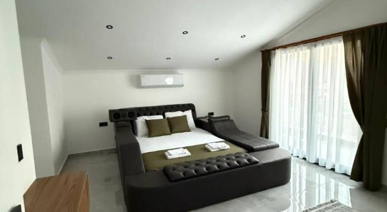 Villa with yard, private pool & terrace — photo 2