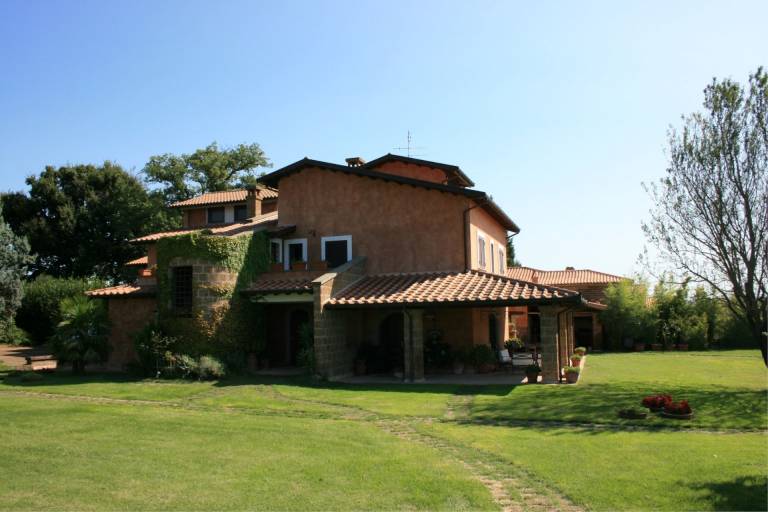 Villa with terrace, private pool & yard — photo 3