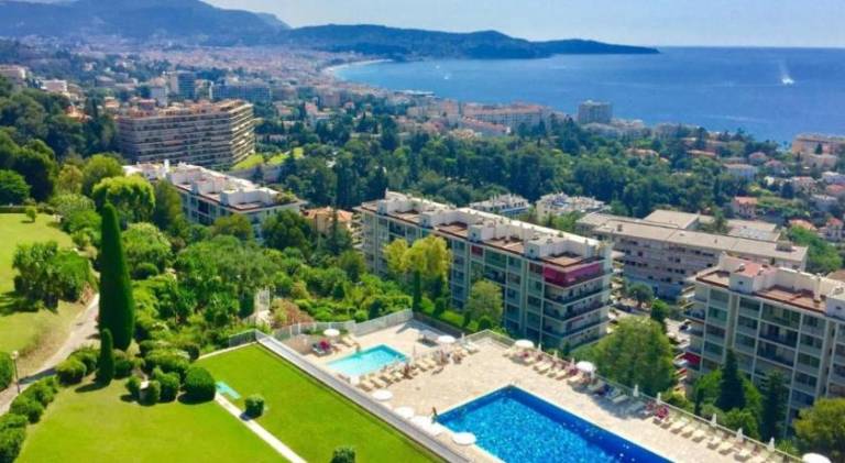 Holiday apartment with yard, patio & private pool | Close to Promenade des Anglais | Suitable for remote work in Thiers