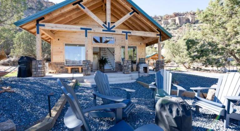 Vacation home with BBQ, jacuzzi & garden | Perfect for remote work in Washington, UT