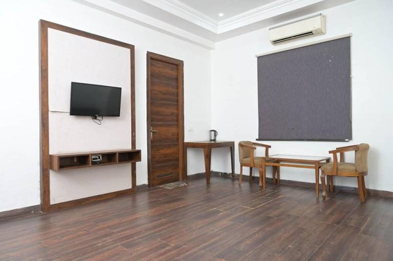 Children-friendly vacation home with pool, barbecue & yard | Perfect for remote work | Dogs allowed in Agra