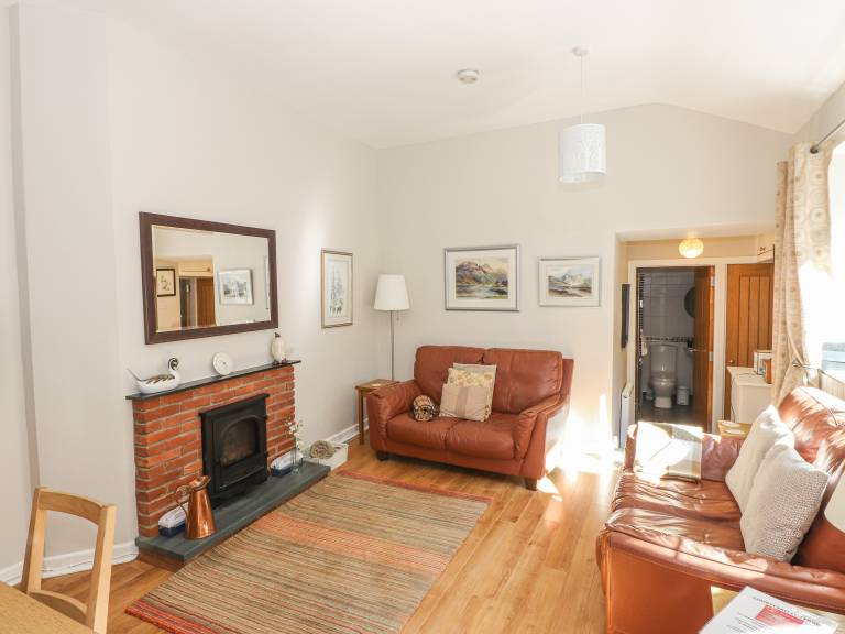 Cottage with garden — photo 3