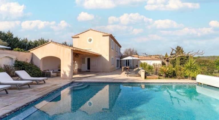 Fully equipped villa with yard, patio & private pool | Perfect for remote work | Pets allowed in Cabries
