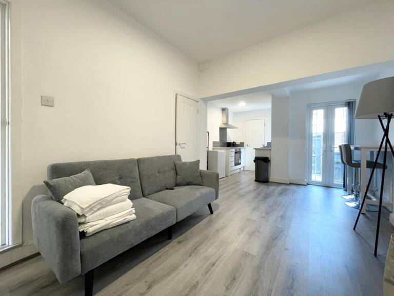 Cosy Welcoming Group House in Birkenhead