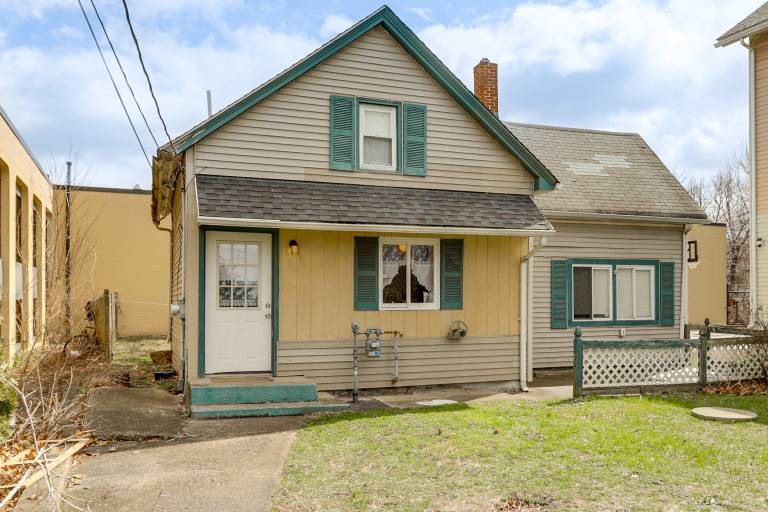 Near I-95 & Rhode Island Border! Pet-Friendly Home — photo 2