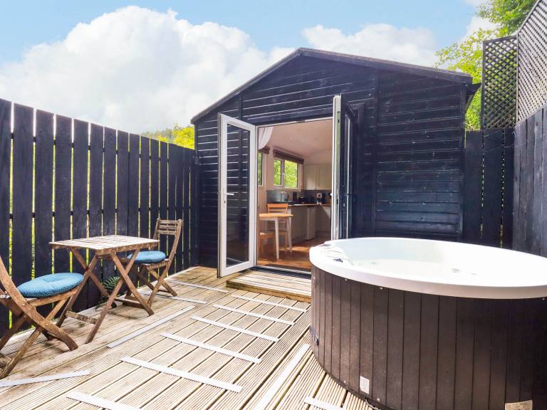 Cottage with barbeque, hot tub & garden | Pets allowed — photo 2