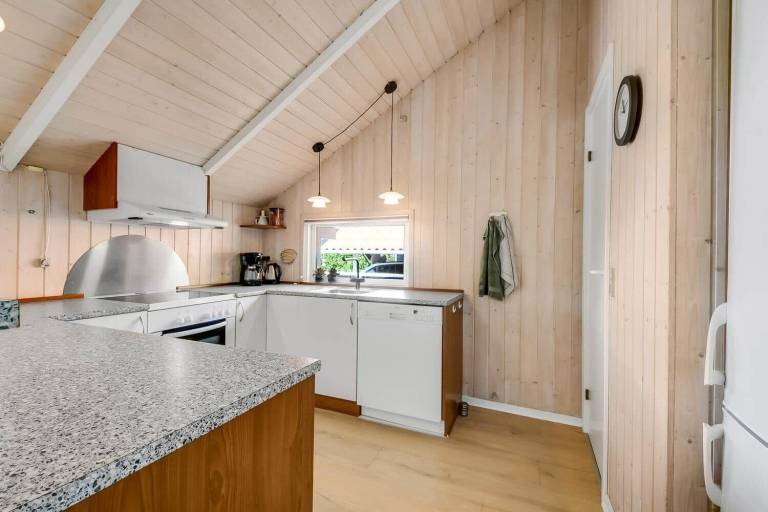 Vacation home with terrace, sauna & hot tub — photo 5