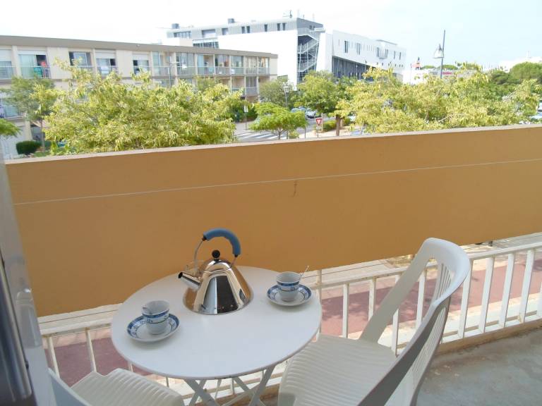 Apartment Near Spa with Balcony and Parking in Balaruc-les-Bains — photo 4
