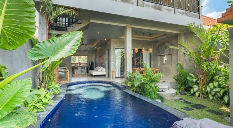 Vacation home with patio, garden & pool | Pet-friendly — photo 3