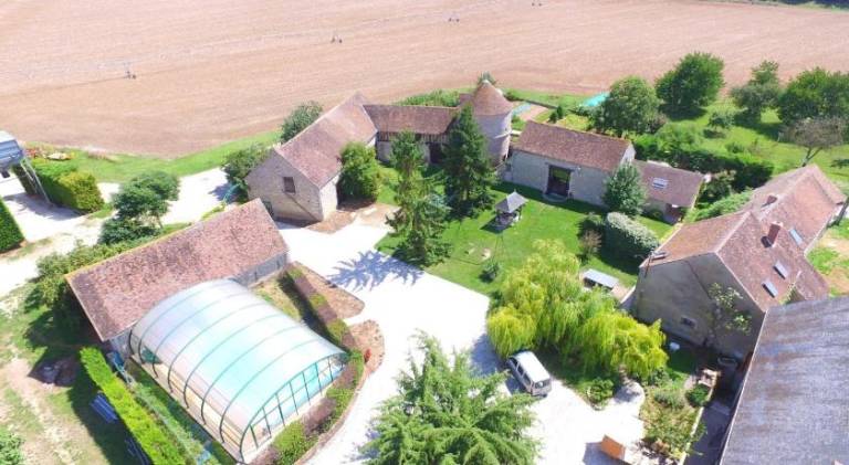 House with yard, private pool & patio in Montargis
