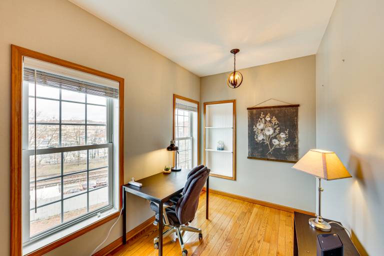 2 Mi to Market Sq! Row House w/ Dedicated Office — photo 4