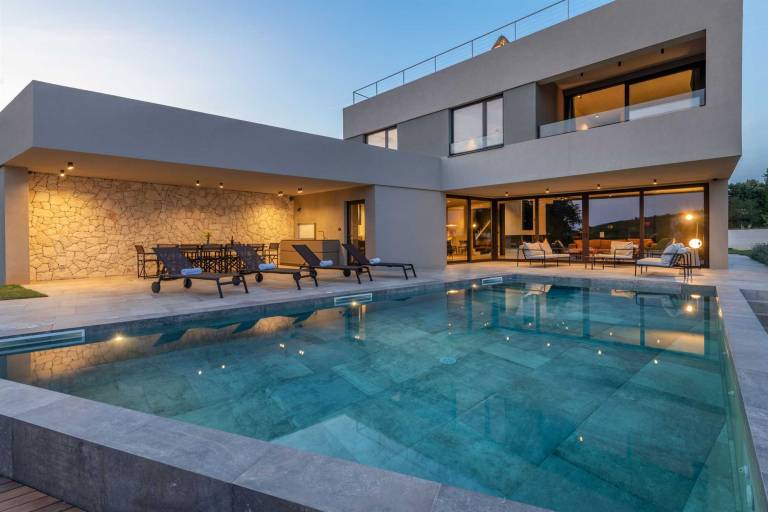 Family-oriented villa with BBQ, pool & yard | Pool view | Pets allowed — photo 2