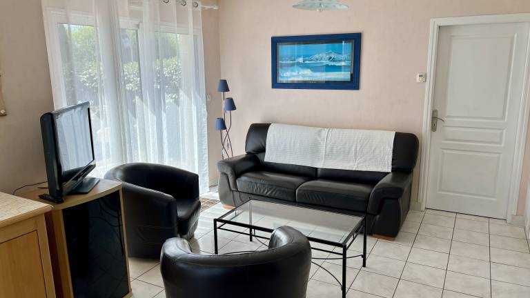 Gite with grill, terrace & yard — photo 3