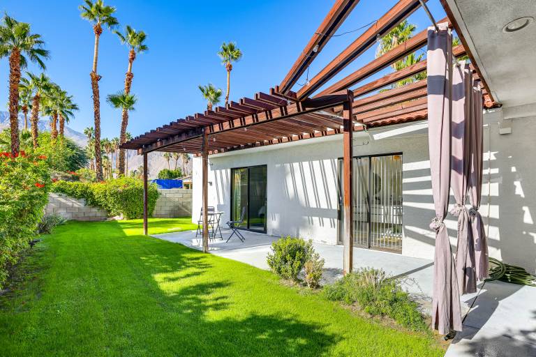 2 Mi to Downtown Palm Springs: Scenic Home w/ Yard — photo 2
