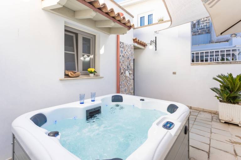 Family-oriented apartment with yard, barbeque & jacuzzi | City view | Pets are welcome — photo 3