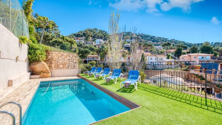 Villa with yard, private pool & barbecue | Mountain view — photo 2