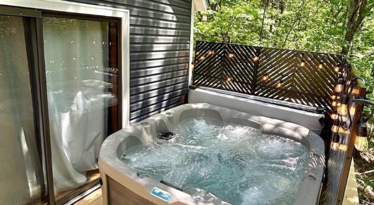 Chalet with hot tub | Pets allowed — photo 3