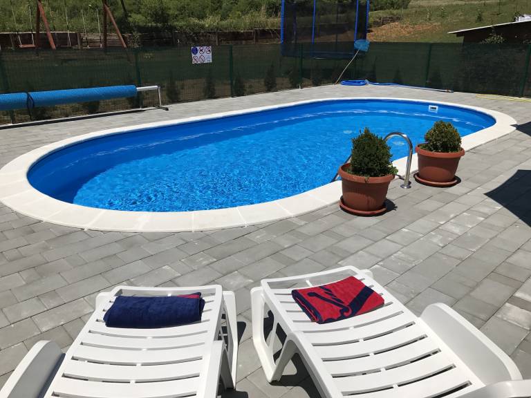 Charmante Wohnung in Rakovica mit Gemeinschaftspool