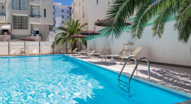 Hotel Plaza con piscina — photo 2