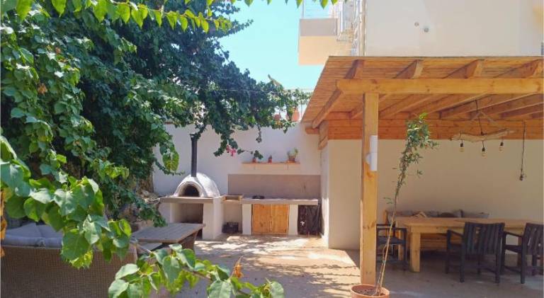 Vacation home with yard, patio & barbecue — photo 5